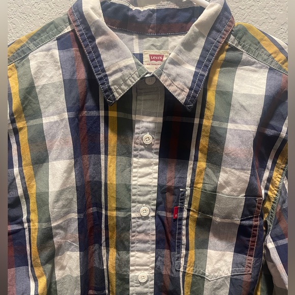 Levi’s button down - Picture 2 of 3